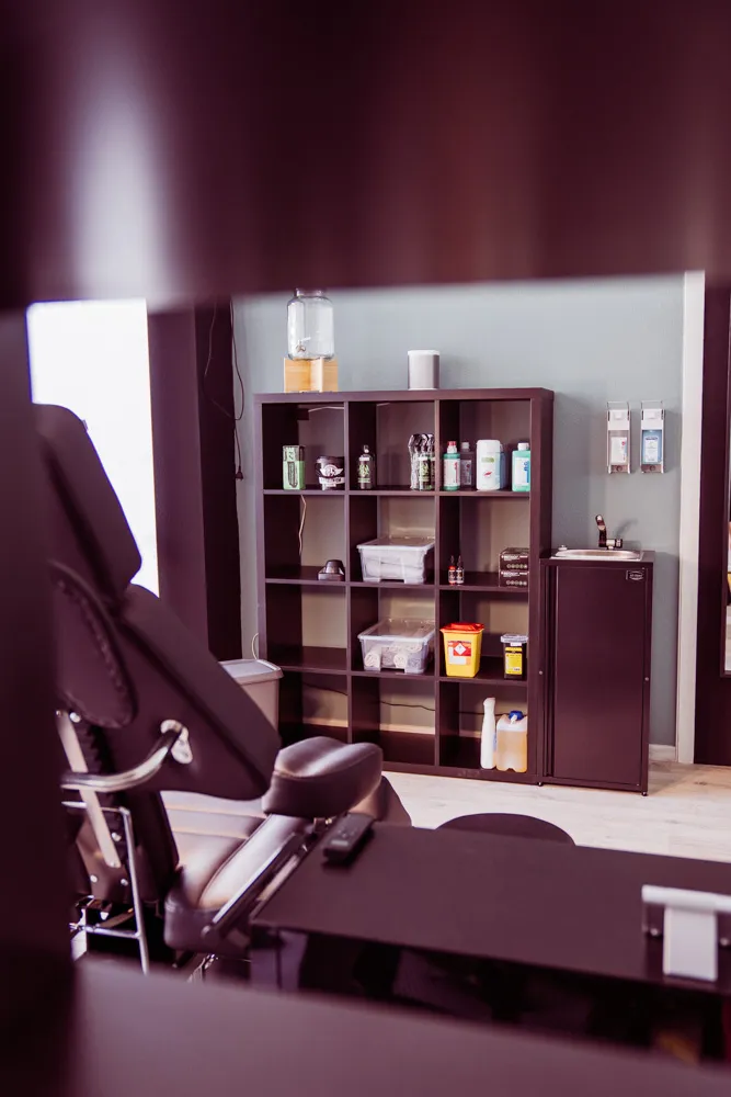 Eternal Ink APEX-Tinten auf Barber DTS Tattoo Supplies, Studio-Stillleben