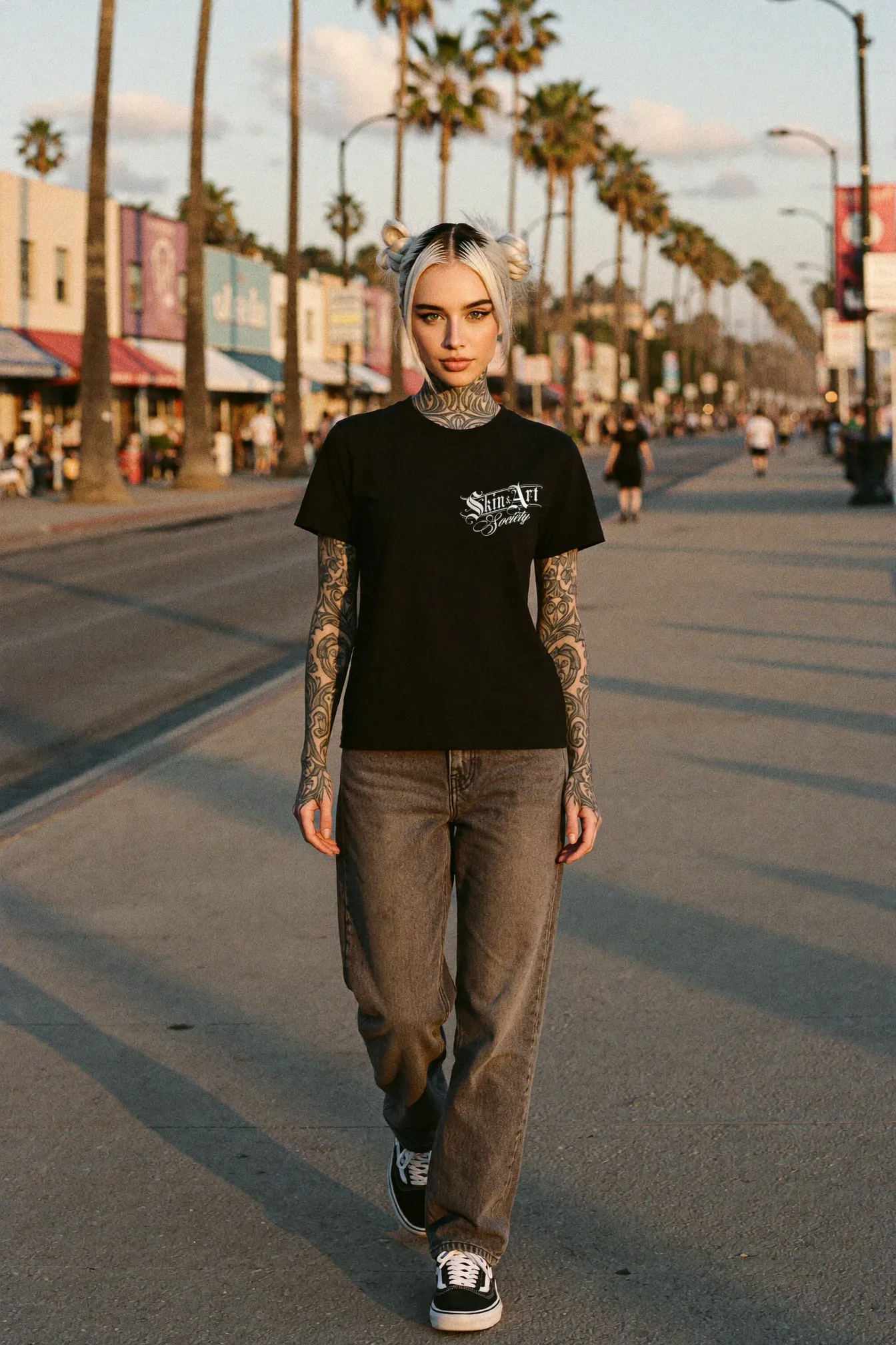 Logo-Shirt mit Brustprint, getragen auf dem Venice Boardwalk