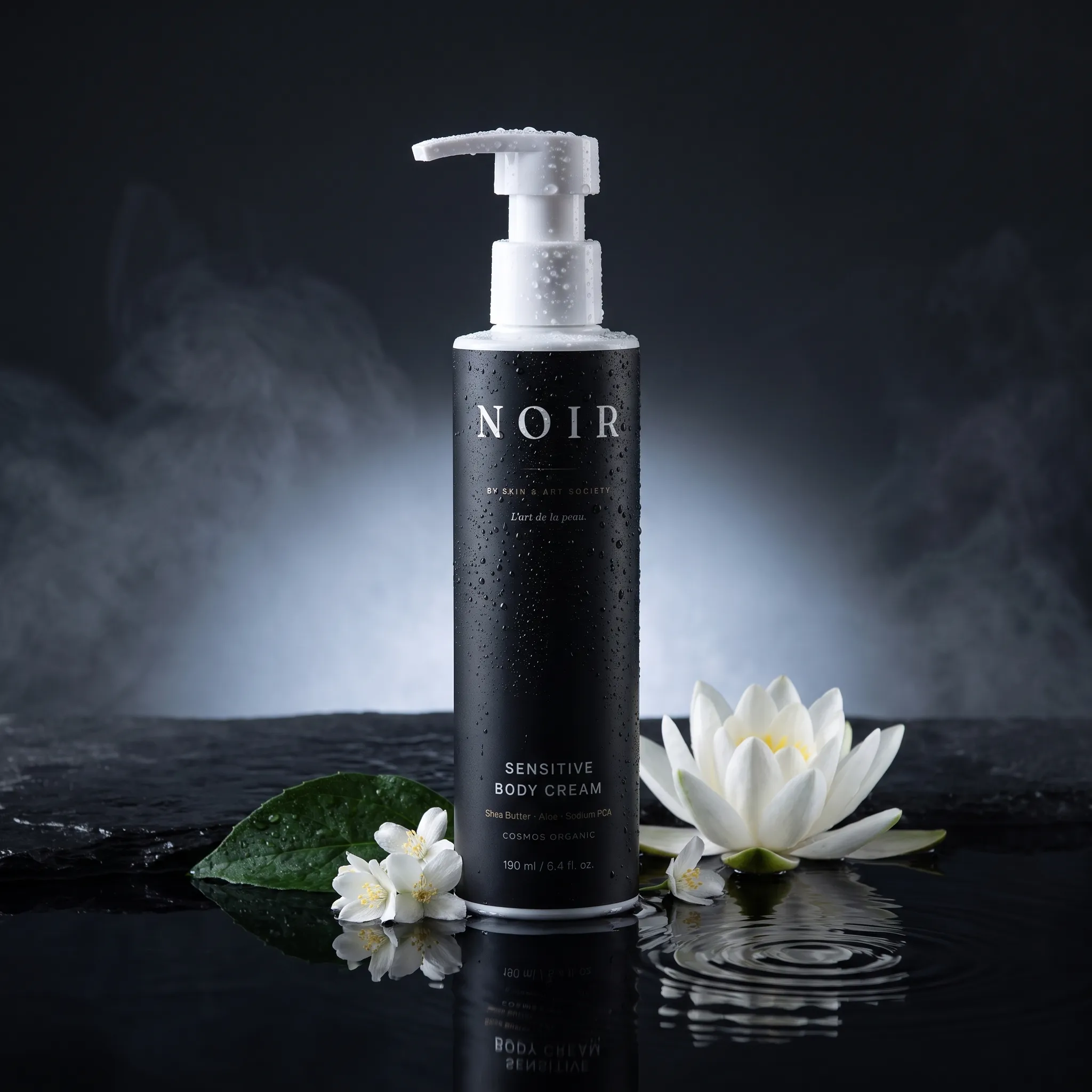 NOIR Sensitive Body Cream — Flasche am dunklen Wasserspiegel mit Seerose und Jasmin